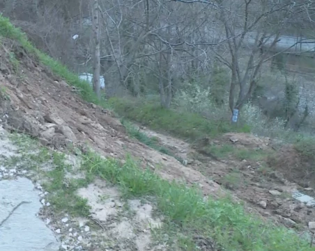 В Бачково се опасяват от активизиране на нови свлачища в следващите дни