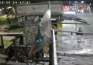 Абсурдно! Тийнейджъри, оставени навън след полунощ, разбиха и обраха вендинг машина в Пловдив