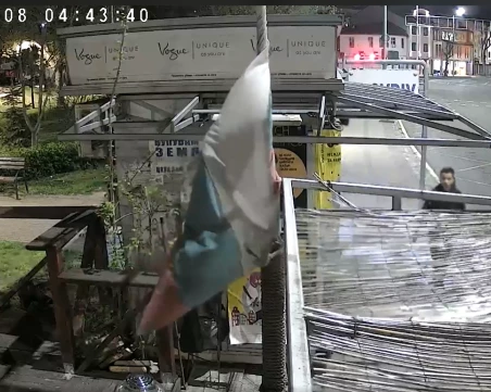 Абсурдно! Тийнейджъри, оставени навън след полунощ, разбиха и обраха вендинг машина в Пловдив