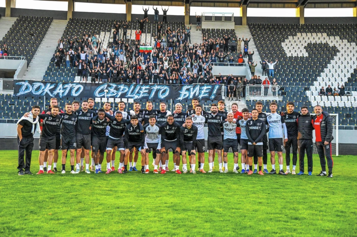 Феновете на Локо надъхаха играчите преди дербито