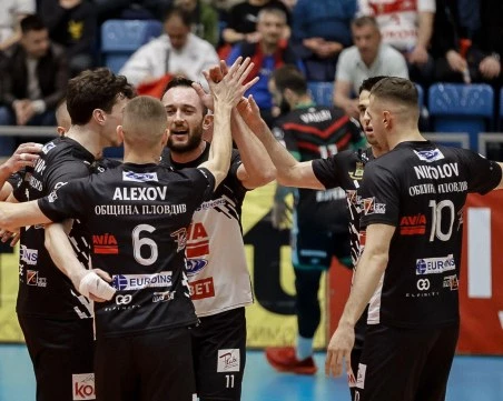 Локомотив приема Нефтохимик в трети сблъсък за място на финала във волейболния елит