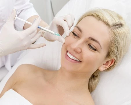 Майки и дъщери в надпревара за нови устни преди баловете: Дерматолози предупреждават в Пловдив за опасни корекции