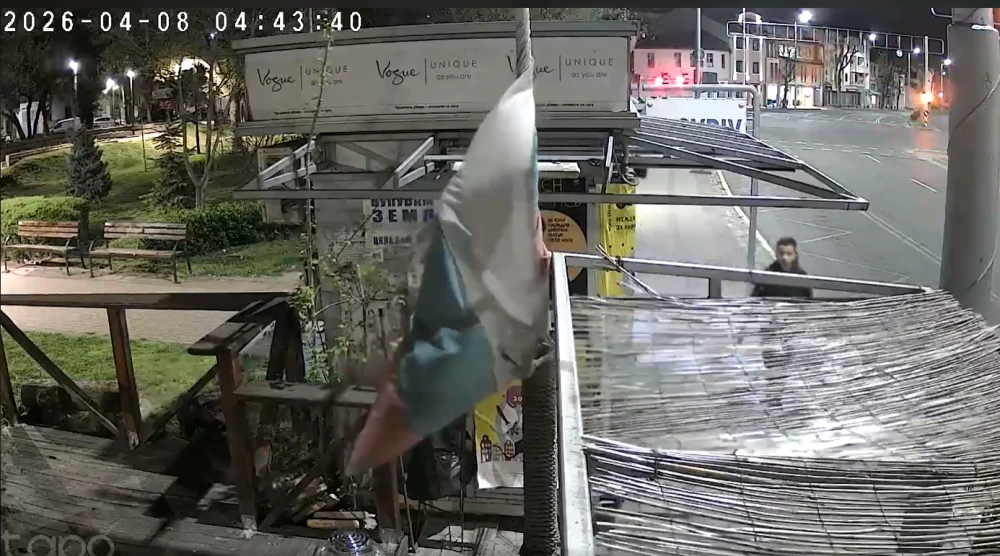 Абсурдно! Тийнейджъри, оставени навън след полунощ, разбиха и обраха вендинг машина в Пловдив