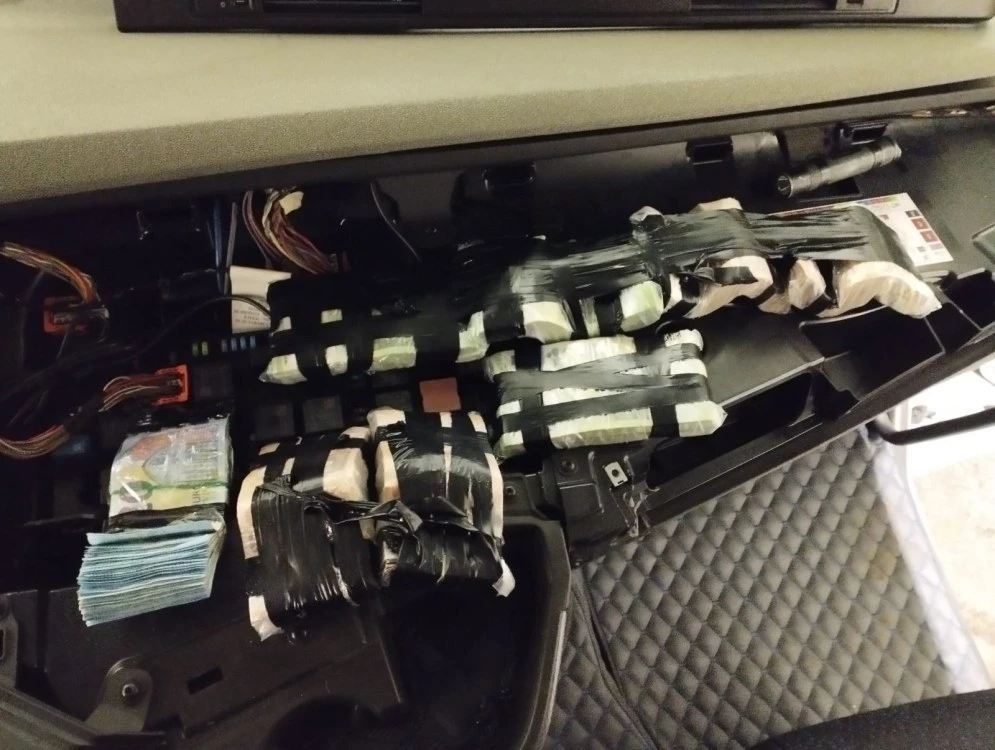 Митничари спипаха над 100 хил. евро, скрити в камион на границата