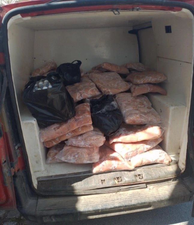 Спипаха над 600 кг месо, яйца и кашкавал без документи, унищожават ги