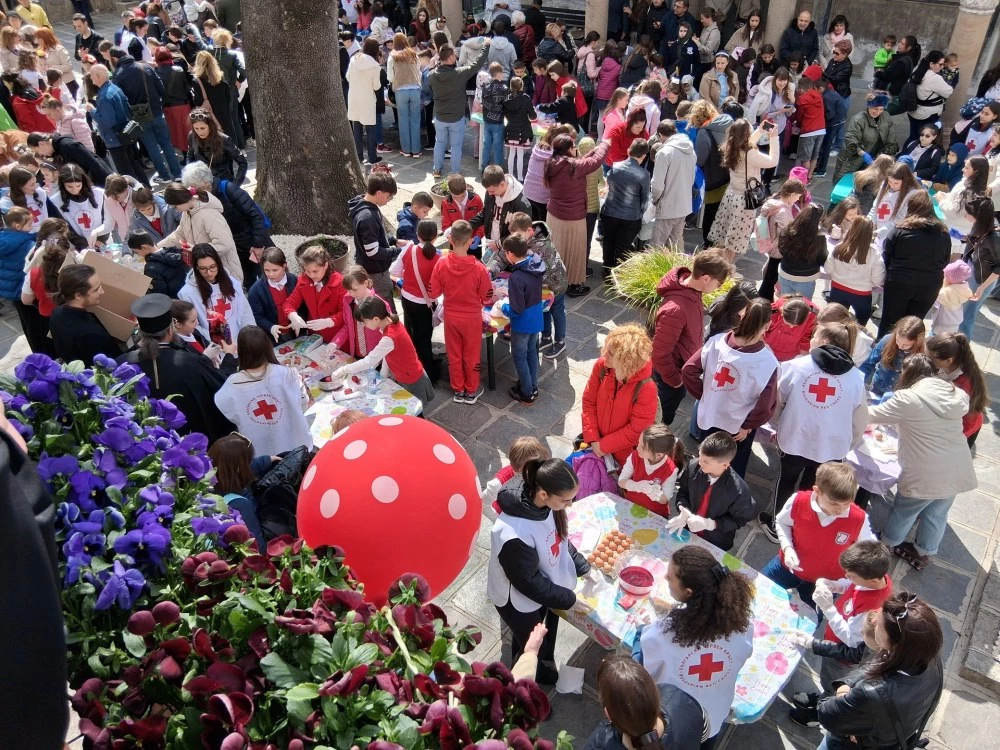 260 деца и червенокръстци боядисваха великденски яйца с митрополит Николай в Пловдив