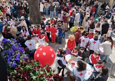 260 деца и червенокръстци боядисваха великденски яйца с митрополит Николай в Пловдив