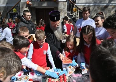 Деца боядисват яйца с митрополит Николай