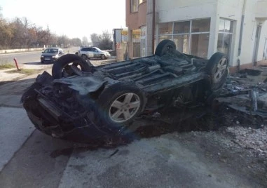 Кола се обърна по таван след катастрофа край Карлово, мъж е в болница