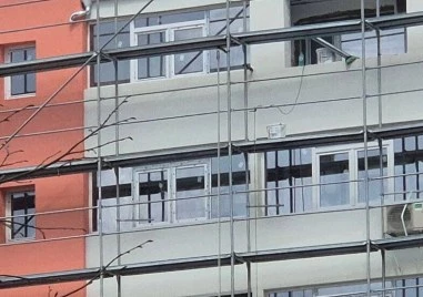 Работник падна от скеле на строителен обект в Бургас, в критично състояние е