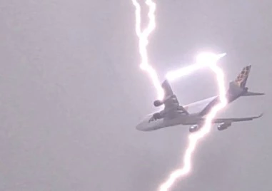 Светкавица удари самолет над Варна