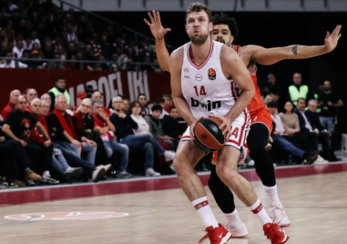 Везенков и Олимпиакос подчиниха Апоел в София