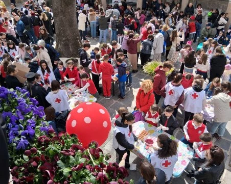 260 деца и червенокръстци боядисваха великденски яйца с митрополит Николай в Пловдив