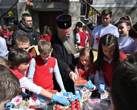 Деца боядисват яйца с митрополит Николай