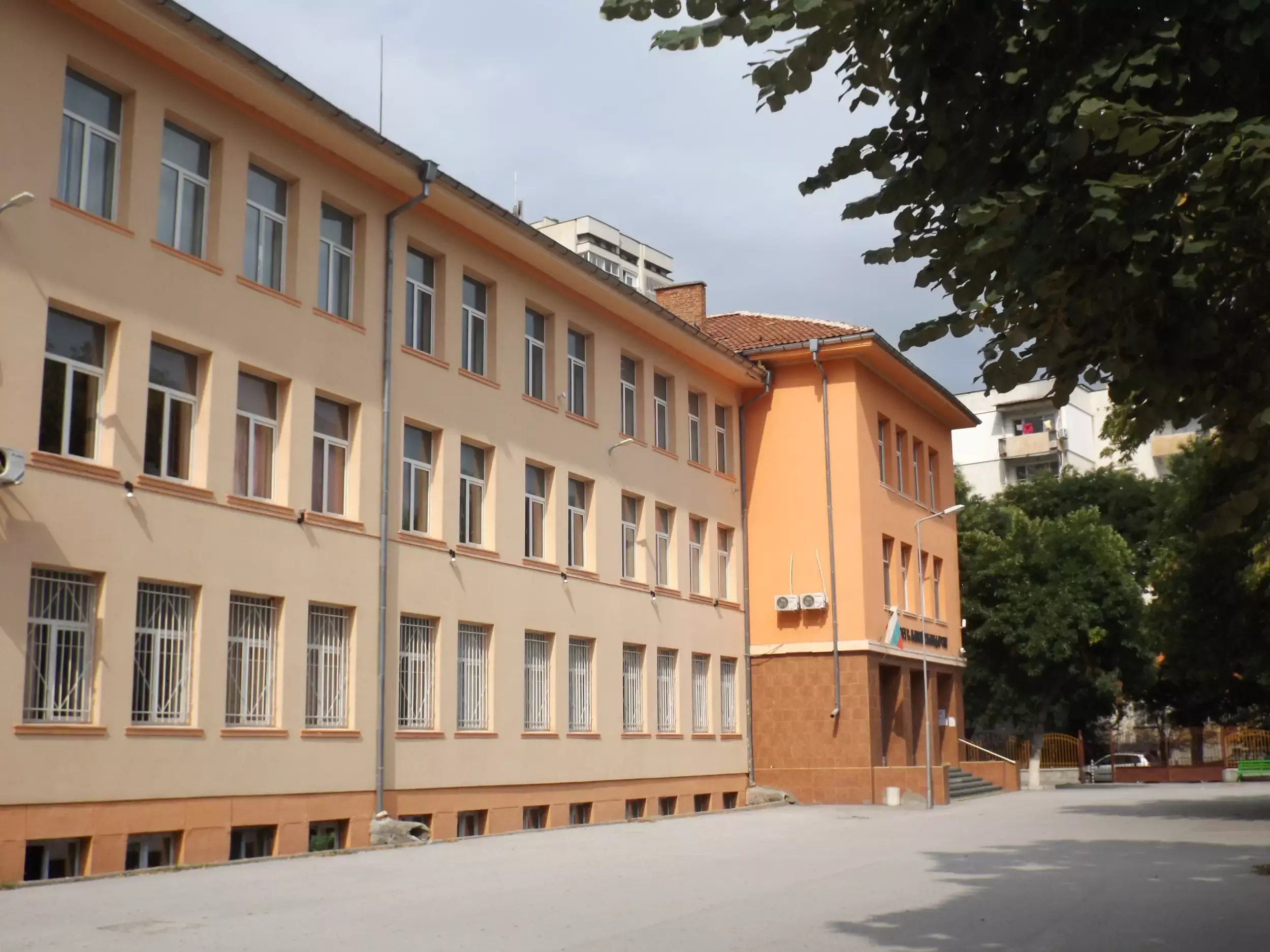 Две компании искат да строят нов корпус и салон в пловдивско училище за близо 2 млн. евро