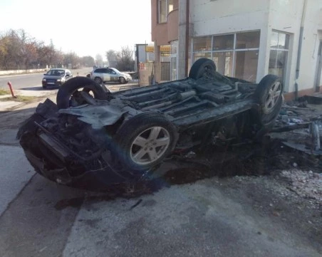 Кола се обърна по таван след катастрофа край Калово, мъж е в болница