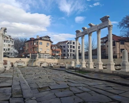 Предимно облачно и хладно ще е днес в Пловдив, възможни са превалявания от слаб дъжд