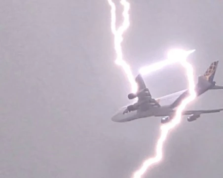 Светкавица удари самолет над Варна
