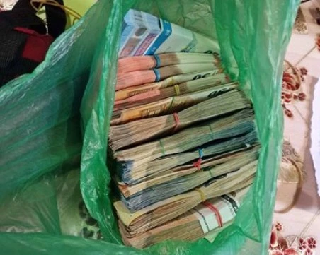 Задържаха мъж с 40 хил. евро и списъци с имена