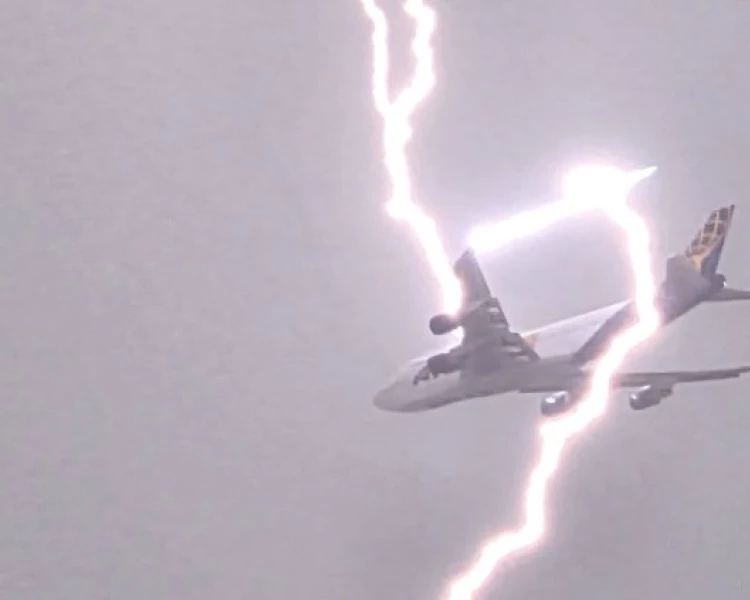 Светкавица удари самолет над Варна