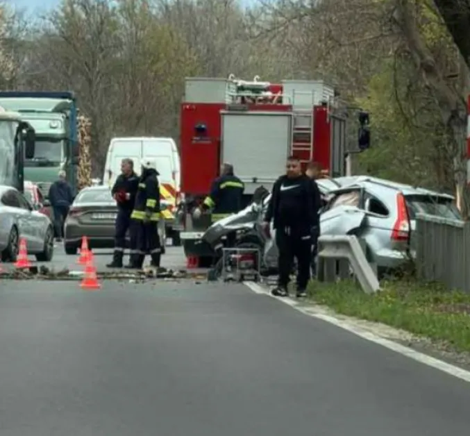 Автомобил се удари в дърво на Подбалканския път, има загинал СНИМКИ