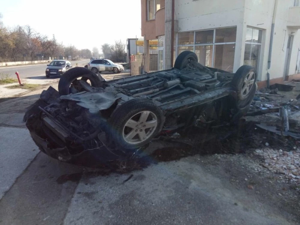 Кола се обърна по таван след катастрофа край Карлово, мъж е в болница