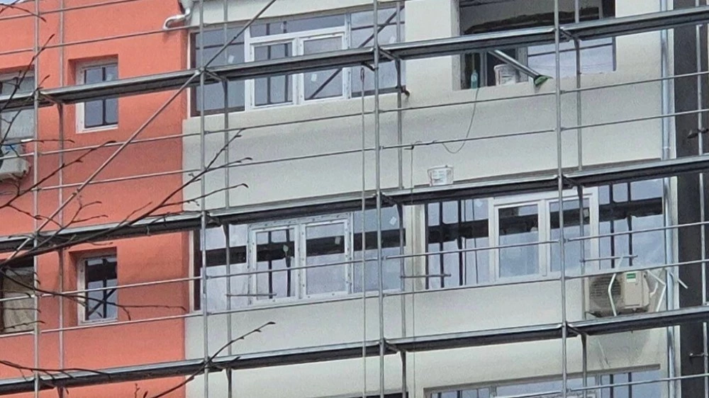 Работник падна от скеле на строителен обект в Бургас, в критично състояние е