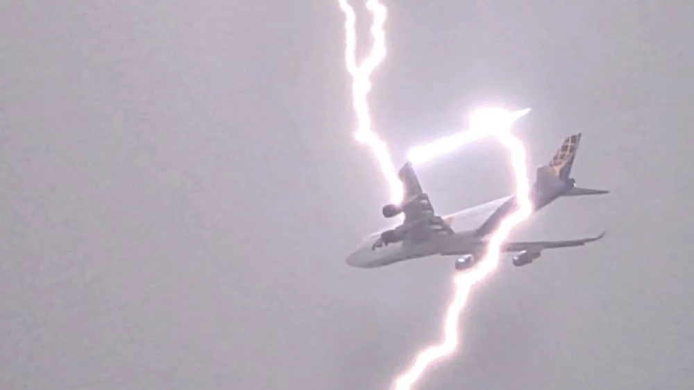 Светкавица удари самолет над Варна