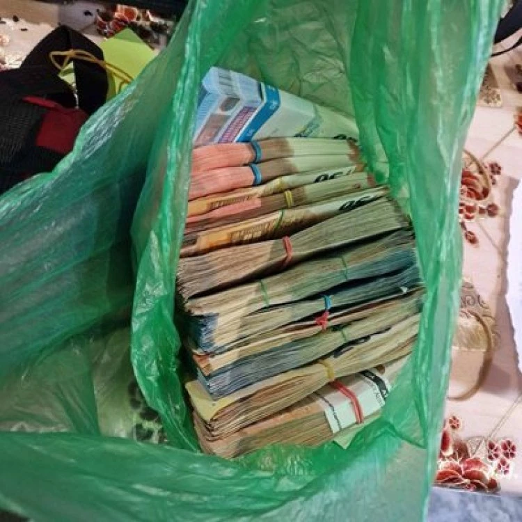 Задържаха мъж с 40 хил. евро и списъци с имена