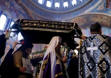 На Разпети петък: Миряни се поклониха пред светата плащаница по време на богослуженията