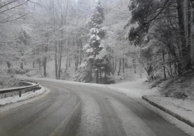Обилен сняг вали на прохода Шипка, на места покривката достига 7 сантиметра