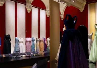 Показват дрехи и аксесоари на кралица Елизабет II в изложба