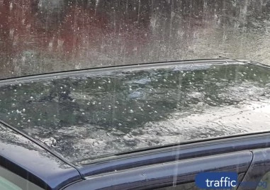 Силна градушка се изсипа в района на Поморие, пет автомобила катастрофираха