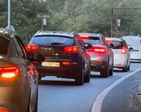 Километрично задръстване по пътя за Гърция между Кресна и Симитли