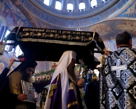 На Разпети петък: Миряни се поклониха пред светата плащаница по време на богослуженията