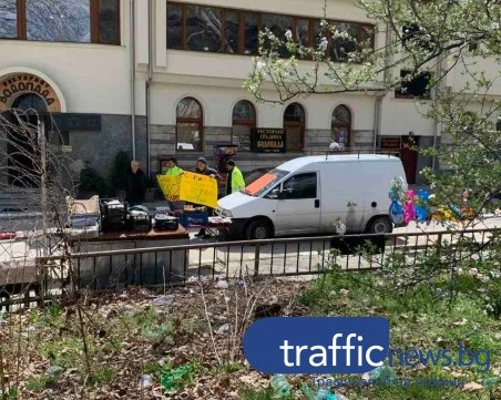 Недопустимо! Мъже блокираха достъпа до Бачковския манастир на Разпети петък