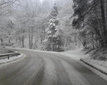 Обилен сняг вали на прохода 