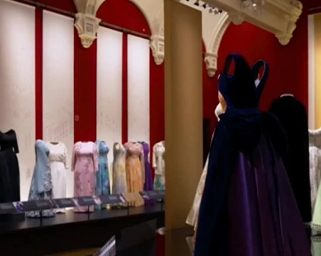 Показват дрехи и аксесоари на кралица Елизабет II в изложба