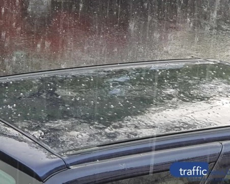 Силна градушка се изсипа в района на Поморие, пет автомобила катастрофираха