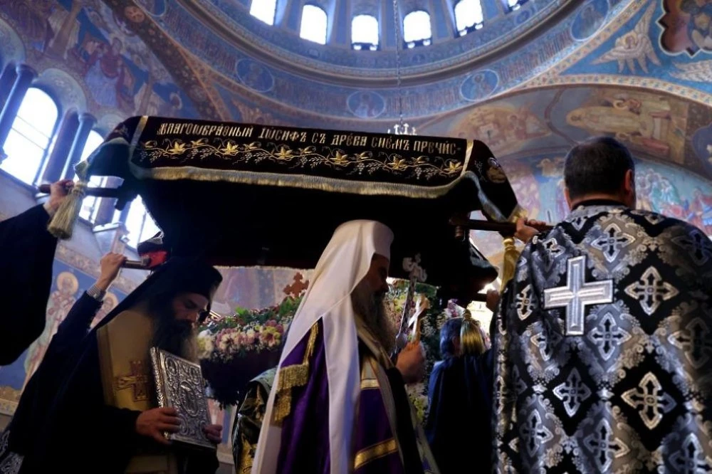 На Разпети петък: Миряни се поклониха пред светата плащаница по време на богослуженията