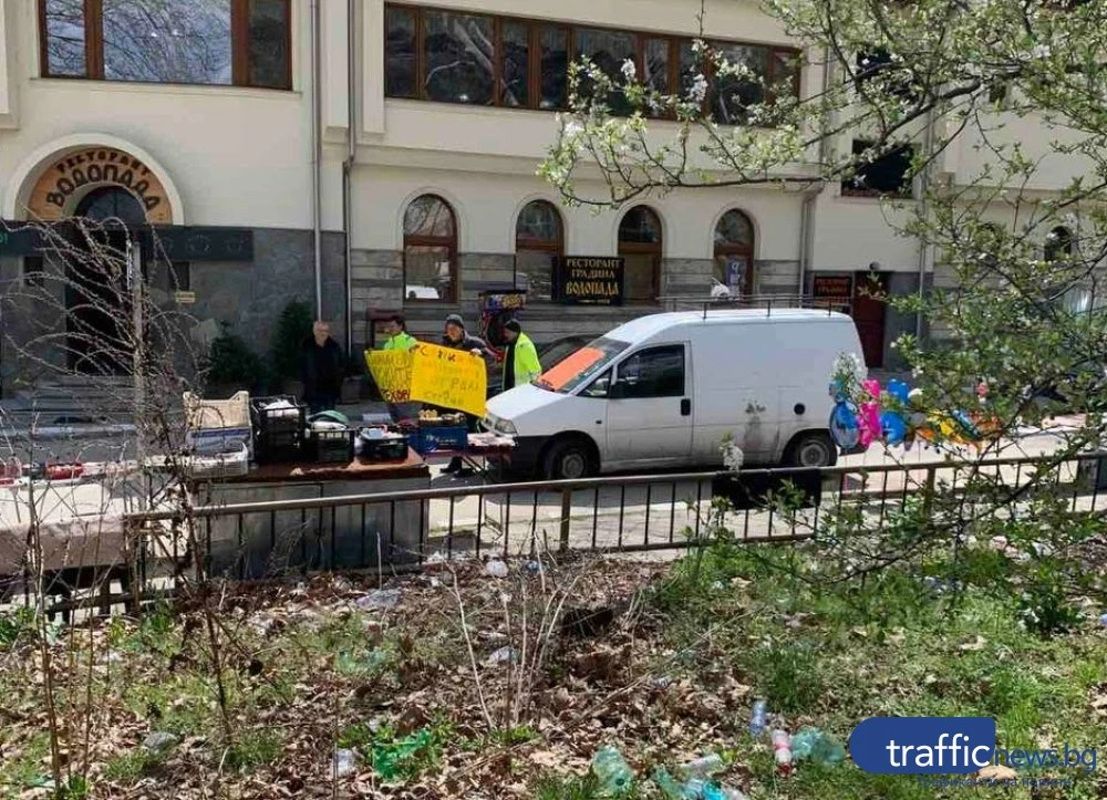 Недопустимо! Мъже блокираха достъпа до Бачковския манастир на Разпети петък