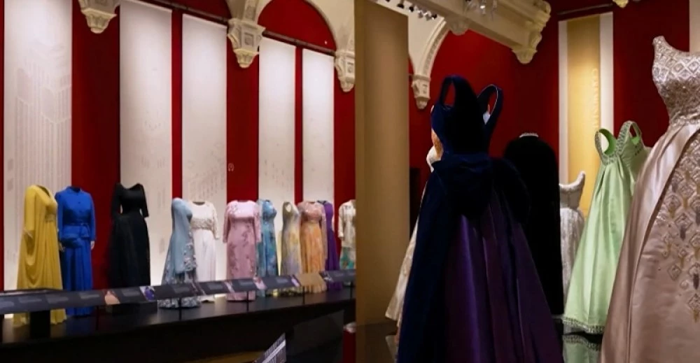 Показват дрехи и аксесоари на кралица Елизабет II в изложба