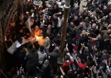 Благодатният огън слезе в храма на Божи гроб в Йерусалим