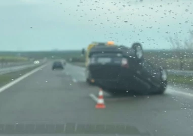 Кола се обърна по таван на АМ Тракия”