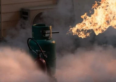 Възрастна жена е с изгаряния след взрив на газова бутилка в Съединение