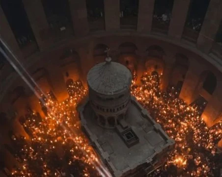 Благодатният огън от Йерусалим пристигна в България