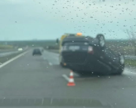 Кола се обърна по таван на АМ 