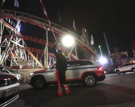 Петима души са ранени, след като увеселително влакче във виенския Пратер дерайлира