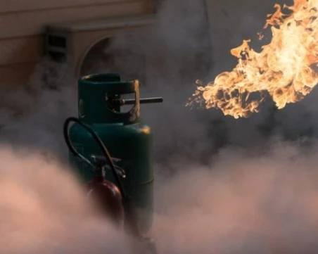 Възрастна жена е с изгаряния след взрив на газова бутилка в Съединение