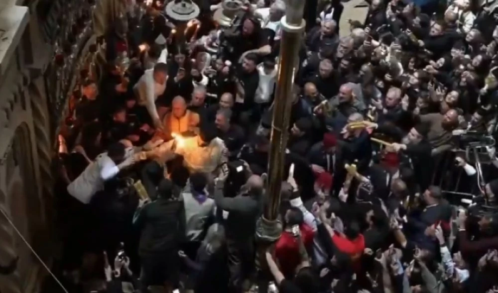 Благодатният огън слезе в храма на Божи гроб в Йерусалим